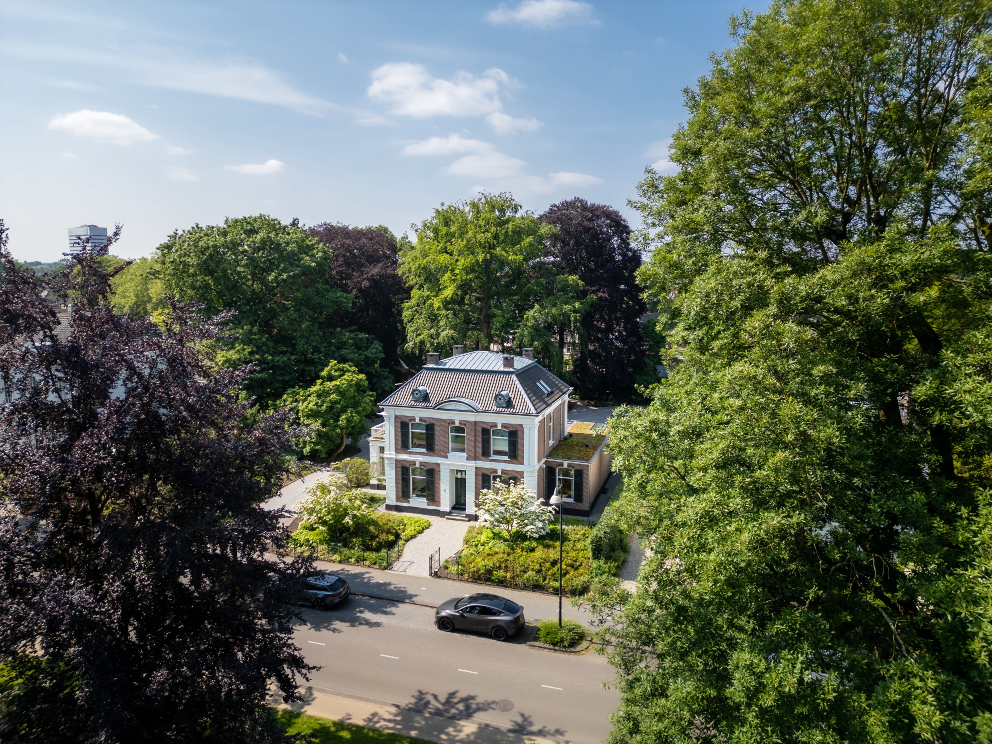 Luchtfoto van de villa van Foqus Finance aan de Kerklaan in Apeldoorn