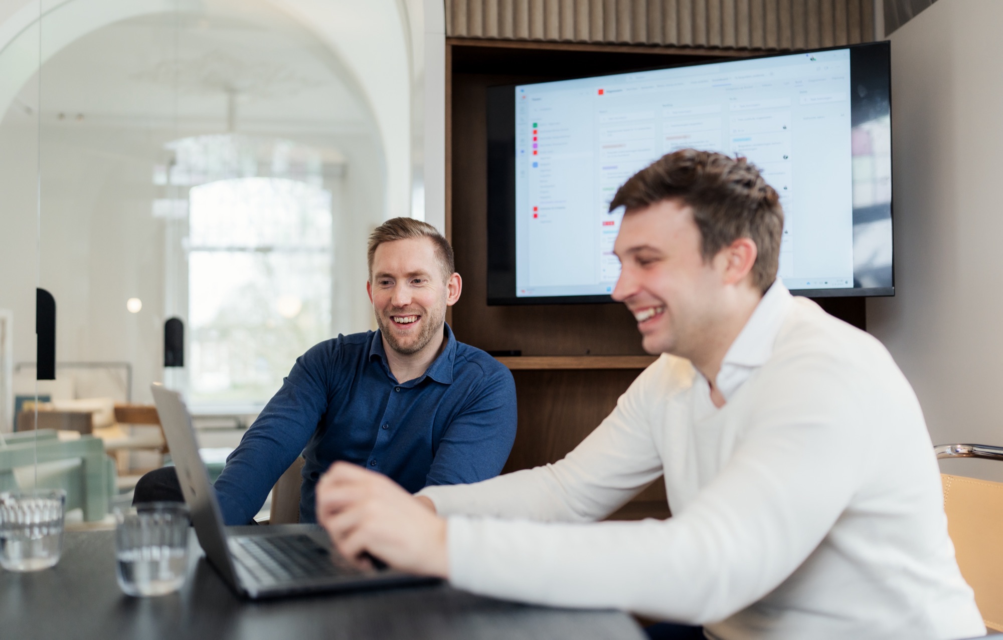Het team van Foqus Finance in overleg